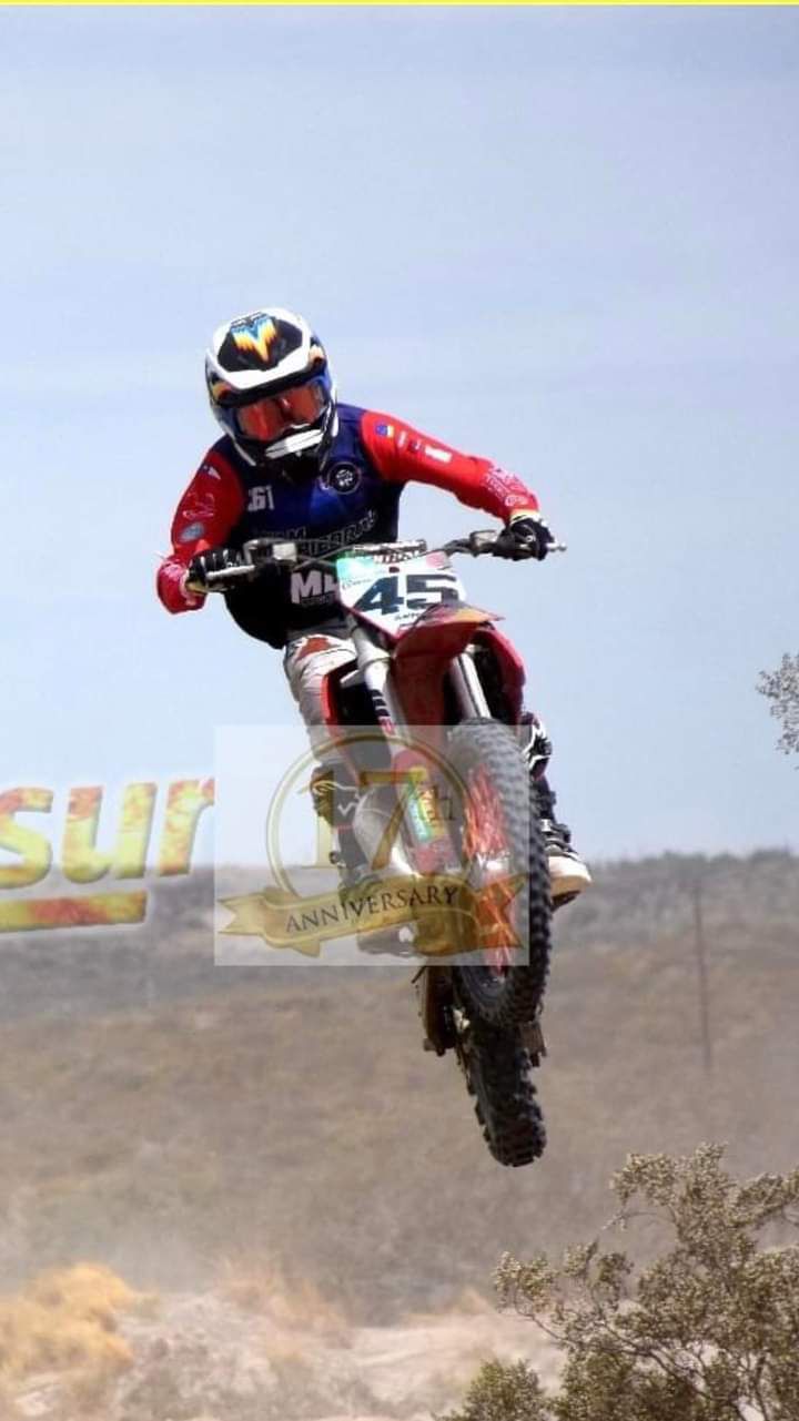 Piloto magallánico Vicente Díaz participa del campeonato de motocross nocturno en Neuquén 